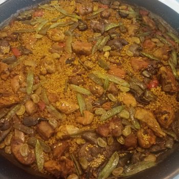 Paella valenciana con mariscos frescos y verduras en Castellón